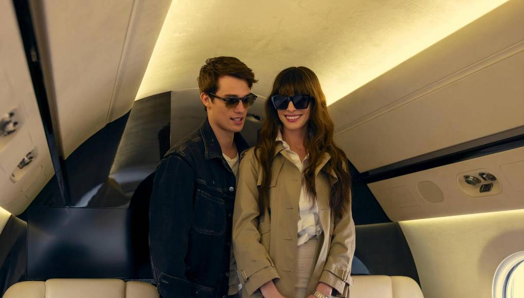 ¡La juventud de Nicholas Galitzine es como una montaña rusa emocional! ¿Sabías que antes de convertirse en la sensación de Hollywood, su enfoque principal estaba en los deportes? ¡Sí, así como lo oyes! Desde temprana edad, Nicholas estaba seguro de que su futuro brillaría en el mundo del deporte, especialmente en el rugby. ¡Era su pasión, su sueño! Participó en competencias de atletismo a nivel de condado y se sumergió de lleno en el mundo del deporte con la determinación de alcanzar la cima como jugador de rugby profesional. Pero, como en toda gran historia, hubo un giro inesperado. Una lesión en el hombro cambió el rumbo de su vida. Fue un golpe duro, pero Nicholas se enfrentó a la adversidad con valentía. Aunque su corazón estaba roto por tener que abandonar su sueño de ser jugador de rugby, encontró consuelo y una nueva pasión en el mundo de la actuación. 