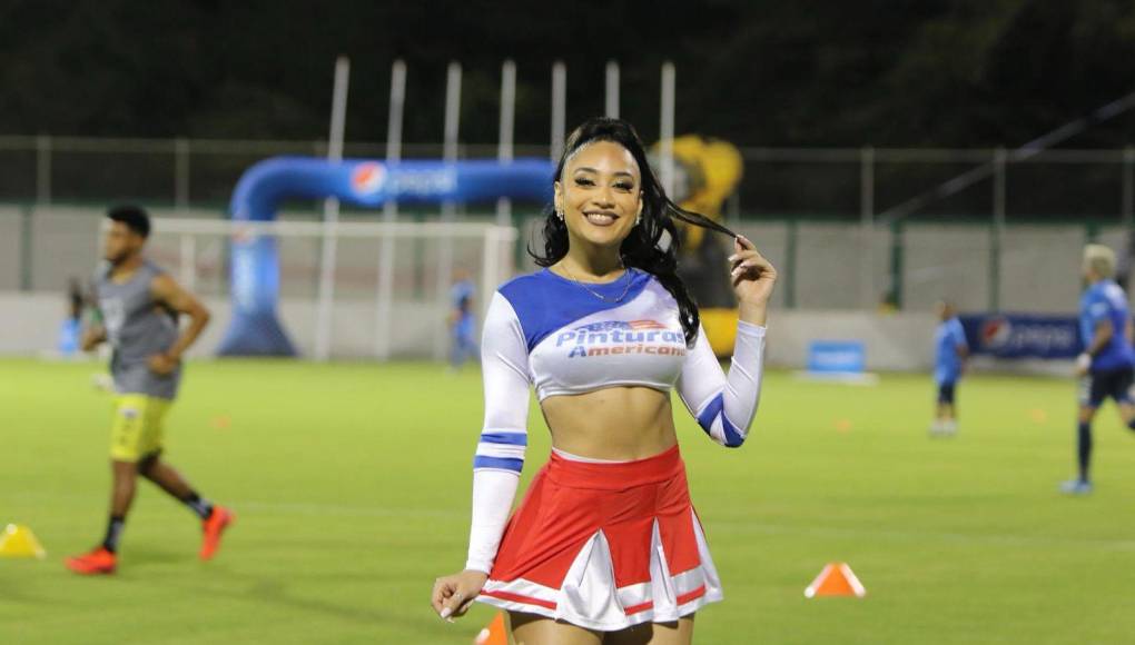 Las bellas chicas cautivaron antes de arrancar el partido entre el Génesis vs Motagua, que terminó con el triunfo de los Azules por la mínima. 