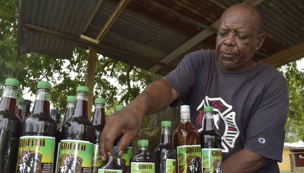 José Roberto Norales, vende guiffity con su marca “El Patron”, tambien miel y otras bebidas que son recomendables para la salud “y también afrodisíacas”, asegura este emprendedor de Sambo Creek.