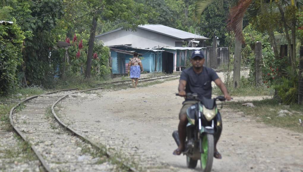 La línea consta de unos 9 km, la mayoría de sus tramos se encuentran deteriorados. 