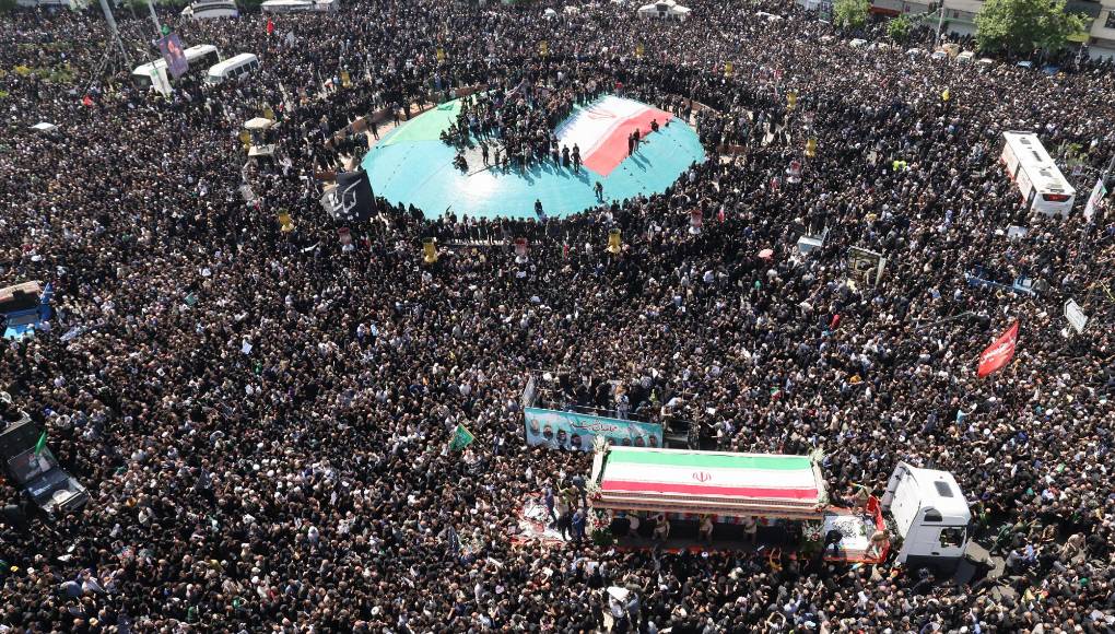 Una gigantesca multitud se congregó este miércoles en el centro de Teherán para la procesión funeraria del presidente iraní Ebrahim <b>Raisi</b>, fallecido el domingo en un accidente de helicóptero.