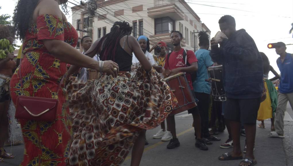 Su baile es un atractivo y se ha convertido en una identidad en la costa caribeña de Honduras. Las comunidades garífunas ahora están amenazadas a perder su identidad.