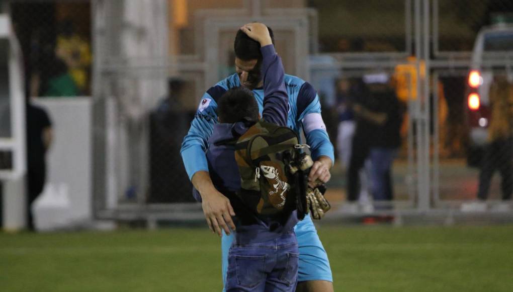 “Más que nada fue porque lo vi a Denovan que estaba en la mitad de la cancha, en la expulsión. Después, cuando se va retrocediendo veo que no van con la intención de llegar al arco. Entonces, le digo a Droopy “que me deje hacerlo”, relató el guardameta que festejó con su pequeño al final del partido.