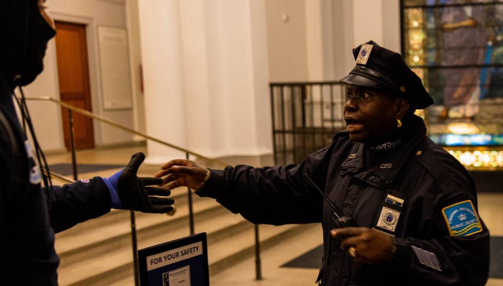 “El presidente cree que tomar por la fuerza un edificio del campus es absolutamente el enfoque equivocado”, dijo el portavoz del Consejo de Seguridad Nacional, John Kirby. “No es un ejemplo de protesta pacífica”, añadió. 