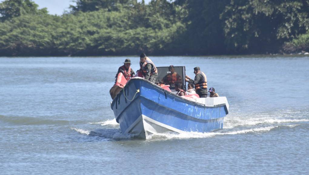 Muchos misquitos viajan en estos barcos porque les sale más barato. Pues para llegar a sus lugares solo pueden hacerlo a través de las vías marítimas y aéreas.