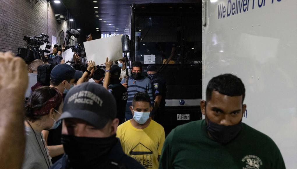 Inmigrantes latinos siguen llegando a Nueva York en autobuses desde Texas