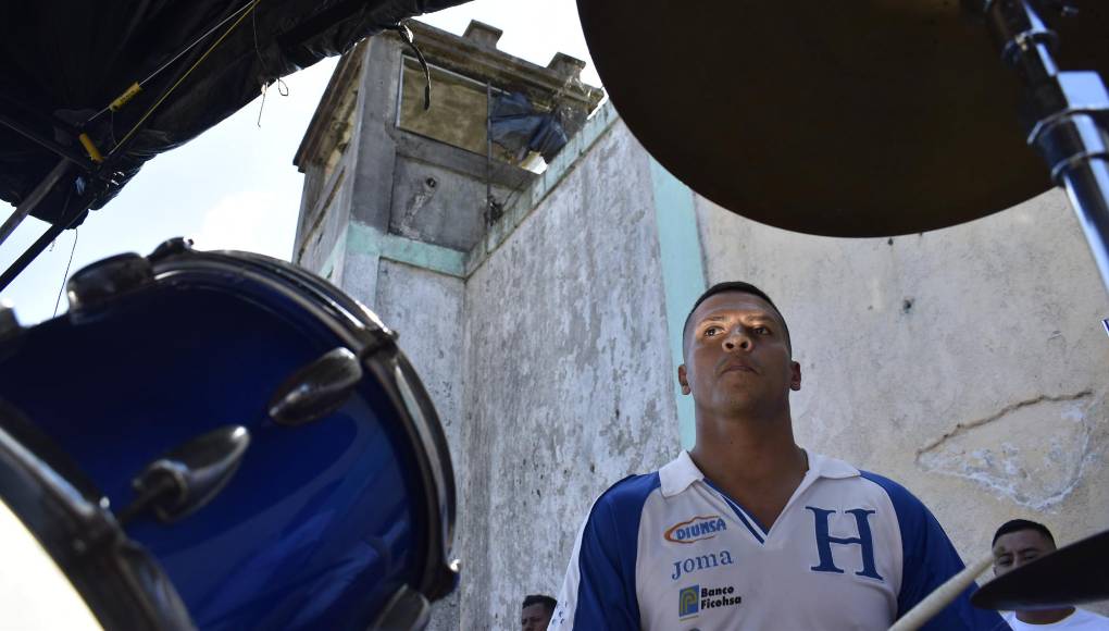 Noel Fuentes, el baterista y director del grupo de alabanza Cristo Rompe las Cadenas. que anima todos los días en esta prisión. También para este talento habrá una formación especial con el programa RRR.