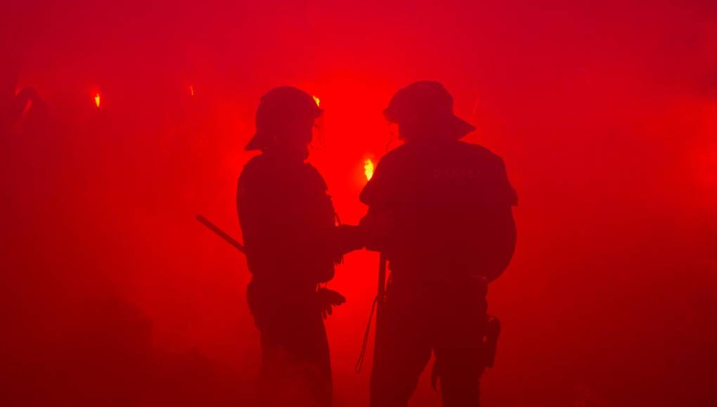 Miembros de las fuerzas de seguridad patrullan en el lugar en que cientos de seguidores del FC Barcelona reciben al autobús que transportaba a los jugadores. 
