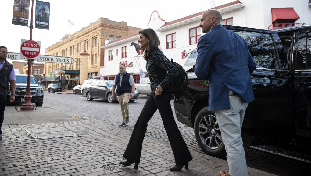 Tanto la ética de sus padres -trabajadores infatigables que prosperaron con un negocio propio en el norte del estado- como los valores dominantes en Carolina del Sur han hecho de Nikki Haley una mujer conservadora que rehúye de la retórica feminista, aunque a veces haya dicho que tuvo como modelo político a Hillary Clinton.