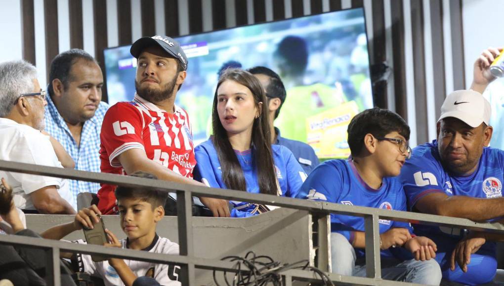 Bellas chicas, ‘show’ de la Ultra Fiel y ambientazo en el Olimpia-Motagua