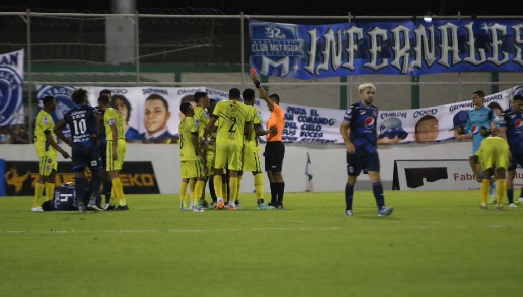 Los de Comayagua fueron de más a menos en el primer tiempo y bajaron la intensidad con la que arrancaron en el Estadio Carlos Miranda, sin embargo, no contaban con que a minuto 21 se quedarían con un hombre menos en la cancha tras la expulsión de Denis Meléndez.
