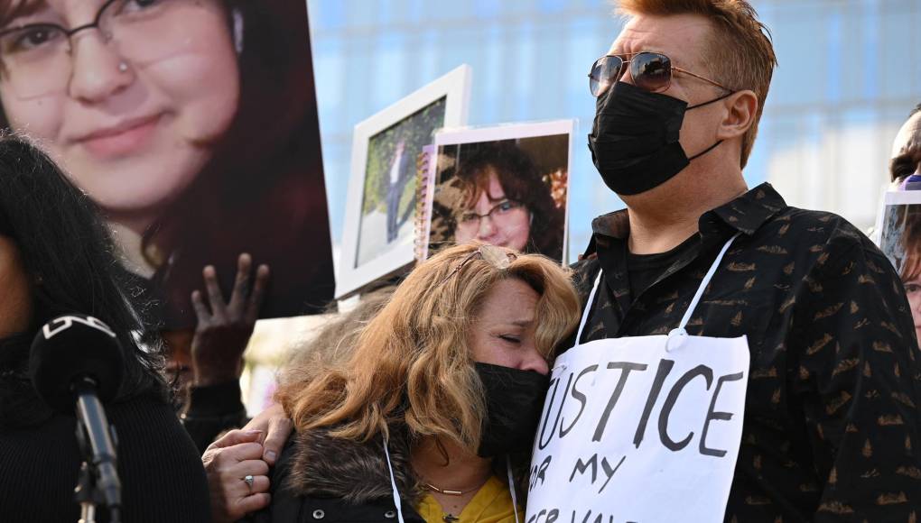 Familia de niña latina que murió en brazos de su madre por balas de policía en EEUU exige justicia
