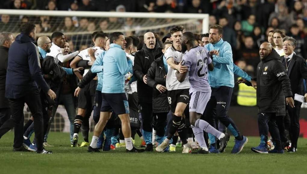 Antonio Rüdiger llegó a defender a Vinicius, que estaba en un mar de jugadores del Valencia.