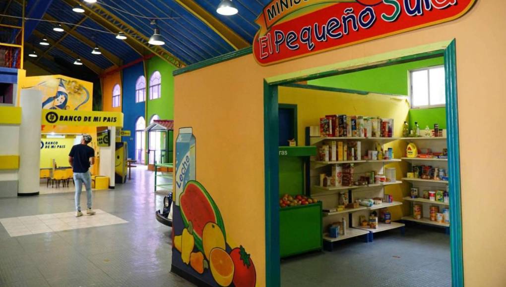 Un museo es una institución sin ánimo de lucro, permanente y al servicio de la sociedad, que investiga, colecciona, conserva, interpreta y exhibe el patrimonio material e inmaterial. Abiertos al público, accesibles e inclusivos, los museos fomentan la diversidad y la sostenibilidad.