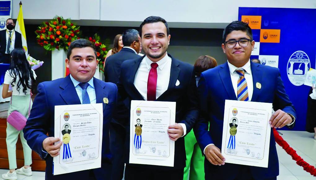 Sergio Burgos, Óscar Fernández y César García se graduaron de abogados.