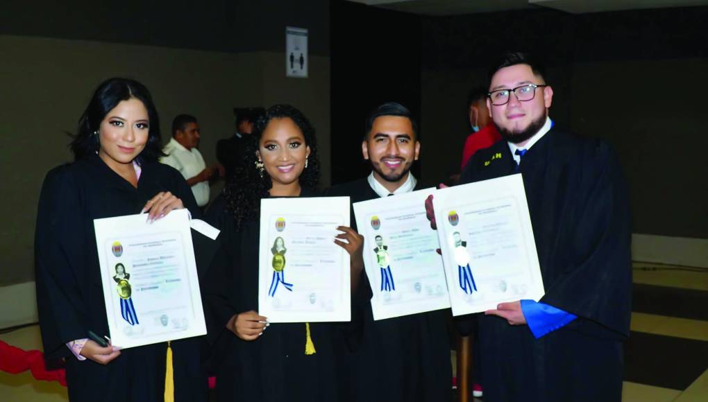 Profesionales. Jasmin Hernández, Yeria Miralda, Heber Betancourt y Gerardo Sabillón recibieron sus títulos de periodistas.