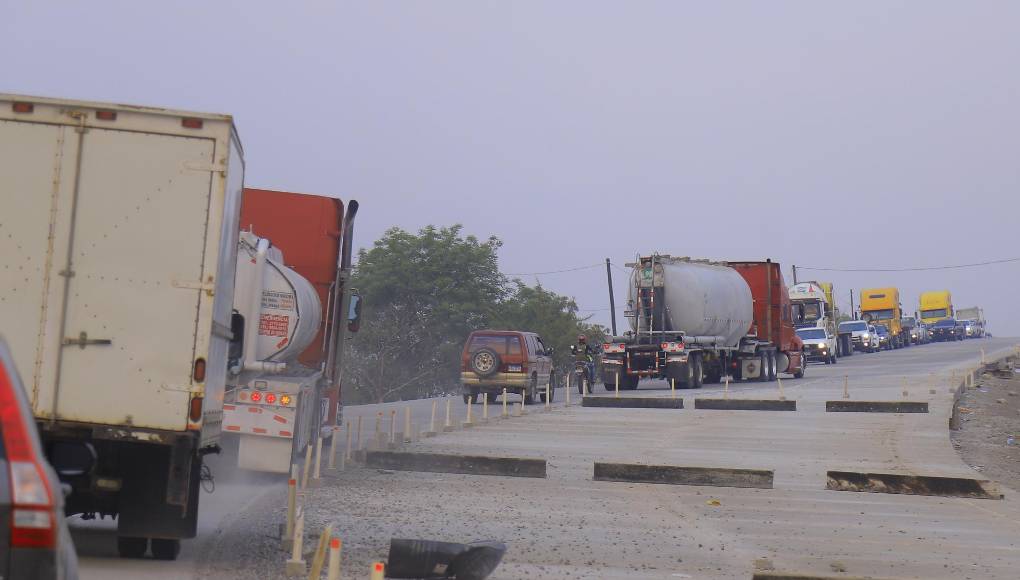 <b>Otra vista de la Cuesta de La Vaca ya finalizada. Este tramo es el primer paso difícil de transitar si va de San Pedro Sula a La Ceibita. Los del carril en el sentido contrario deben esperar hasta 20 minutos o más para pasar de un lado al otro.</b>