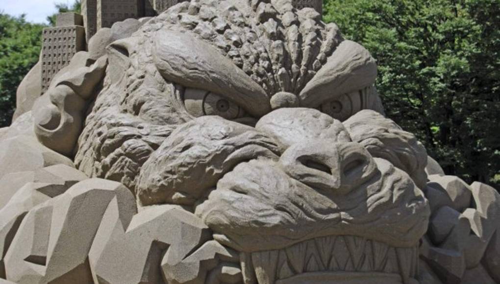 Godzilla gigante de arena se instala en un parque de Tokio  