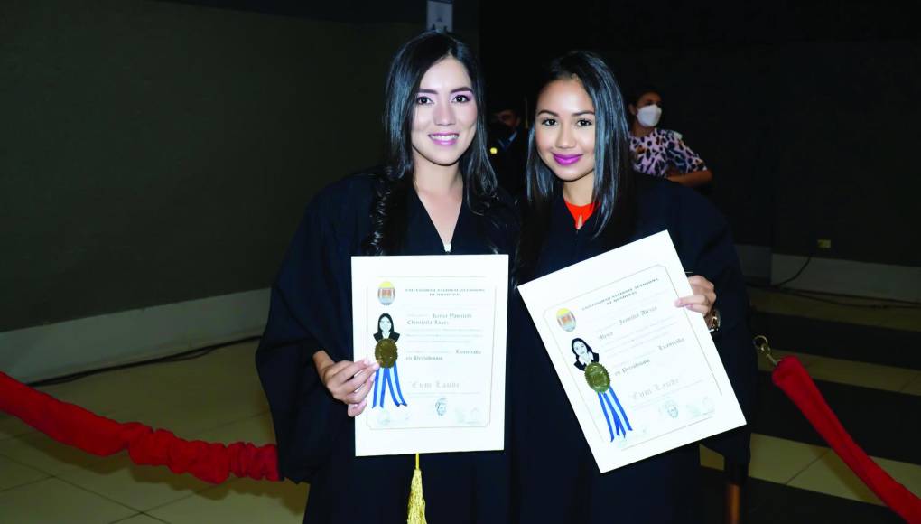 Kenia Chinchilla y Alexia Mejía fueron alumnas “cum laude”.