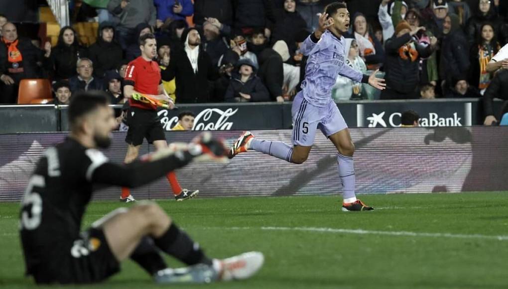 Bellingham tampoco entendía qué pasaba y salió corriendo hasta el árbitro Gil Manzano.