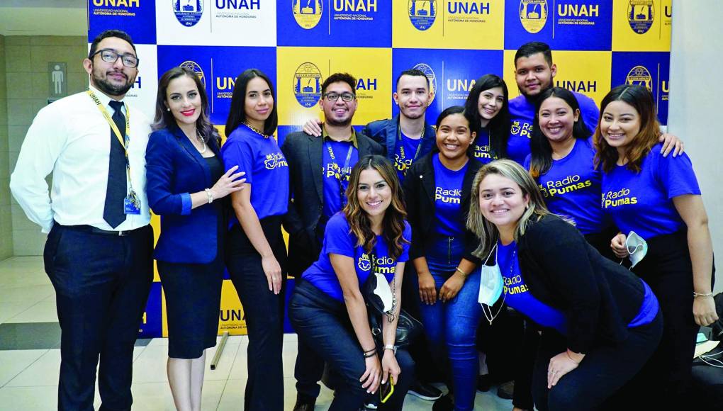 Staff de Radio Pumas posan para el lente de LA PRENSA.