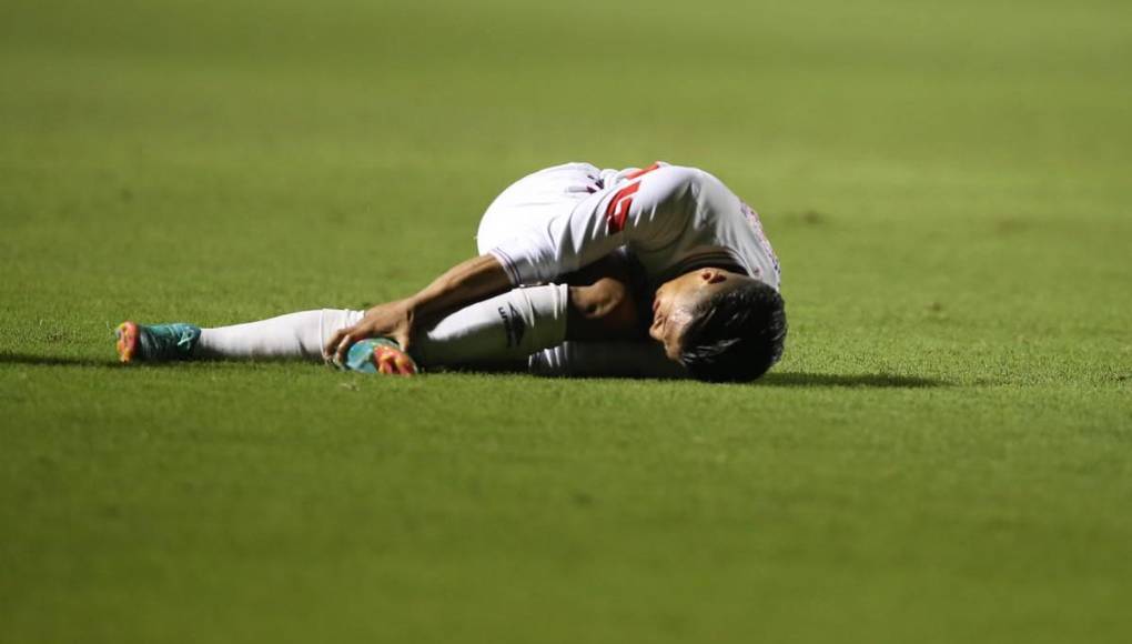 Michaell Chirinos se duele en el suelo tras recibir una falta.