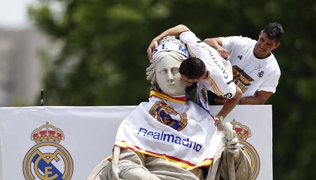  El capitán del Real Madrid, Nacho Fernández, junto a la estatua de la diosa Cibeles durante la celebración con aficionados de la trigésimo sexta Liga. El zaguero le dio un beso.
