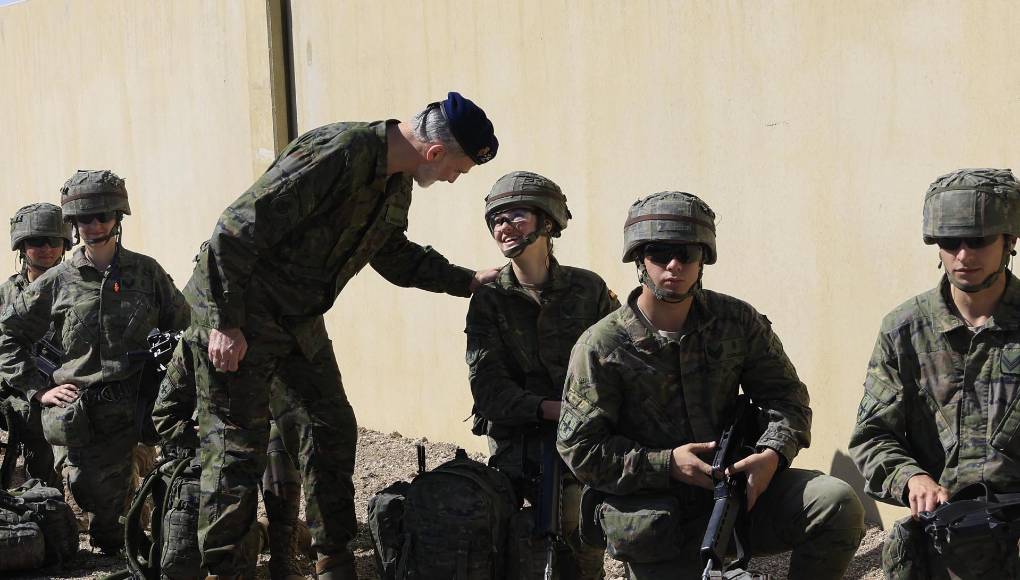 En las imágenes, tomadas en el campo de adiestramiento de San Gregorio, se ve al rey de España, con uniforme de faena de capitán general del Ejército de Tierra, en varios momentos del ejercicio táctico y junto a su hija Leonor, heredera del trono. 