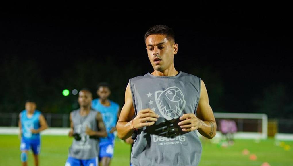 Brian Calabrese - Delantero argentino que después de disputar 5 partidos con Victoria decidió rescindir contrato con el equipo ceibeño para marcharse al ADA Jaén de la segunda división de Perú. Un fiasco de otras latitudes la del conjunto lechero.