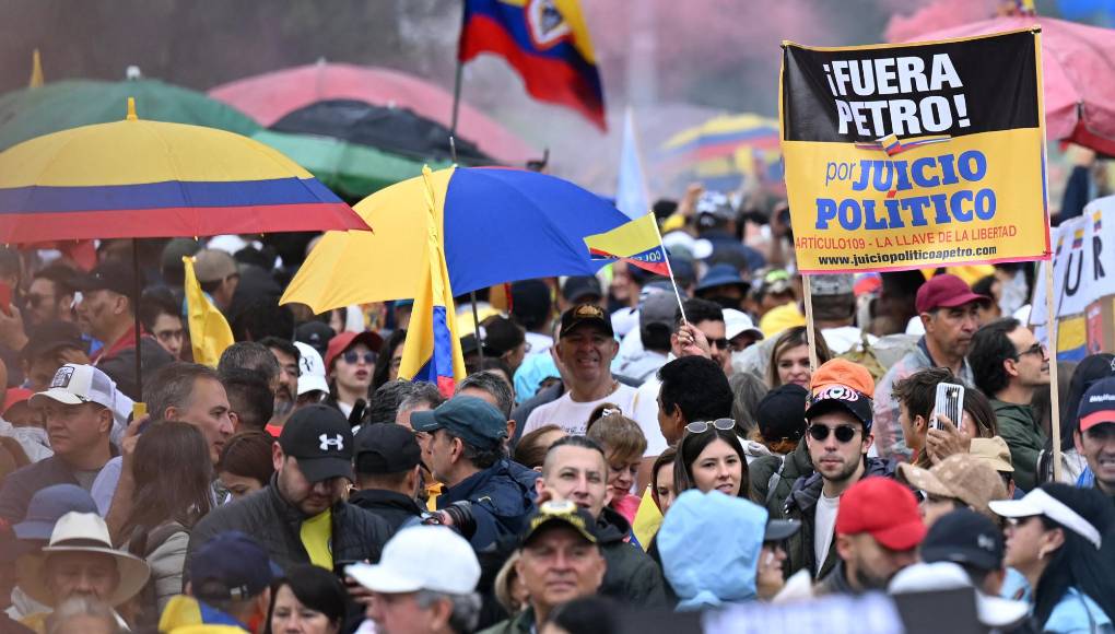 De esta forma, en Bogotá, Medellín, Cali, Barranquilla, Cúcuta, Bucaramanga, Neiva y otras ciudades colombianas se juntaron desde personal de la salud con sus batas blancas hasta transportistas, veteranos del Ejército, amas de casa y políticos de oposición para mostrar su rechazo al Gobierno, que aún no cumple dos años.