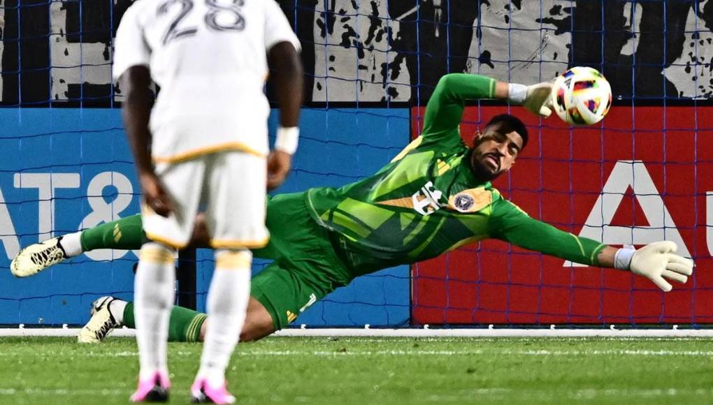 Puig tomó la responsabilidad y golpeó al lado izquierdo del meta de Miami, Drake Callender, que atajó la pena máxima en un gran acto de reflejos.