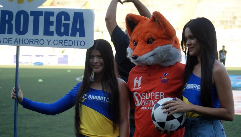 La mascota de los Lobos de la UPN fue muy afortunada de posar con estas dos linduras en el estadio Emilio Williams de Choluteca durante el juego ante Real España.