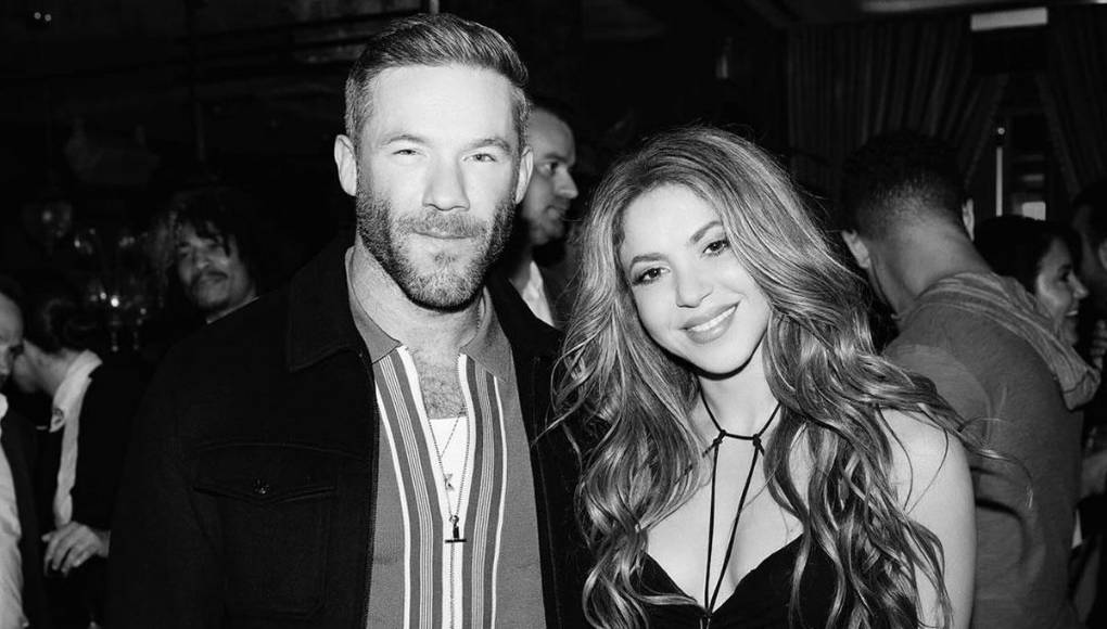 Se trata de esta fotografía de la cantante colombiana con Julian Edelman, famoso exjugador de fútbol americano. ¿Su nuevo novio?