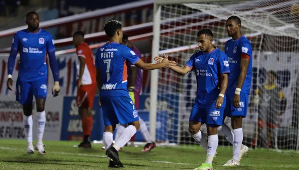 Edwin Rodríguez y José Mario Pinto festejan el autogol de Aaron Zúniga.