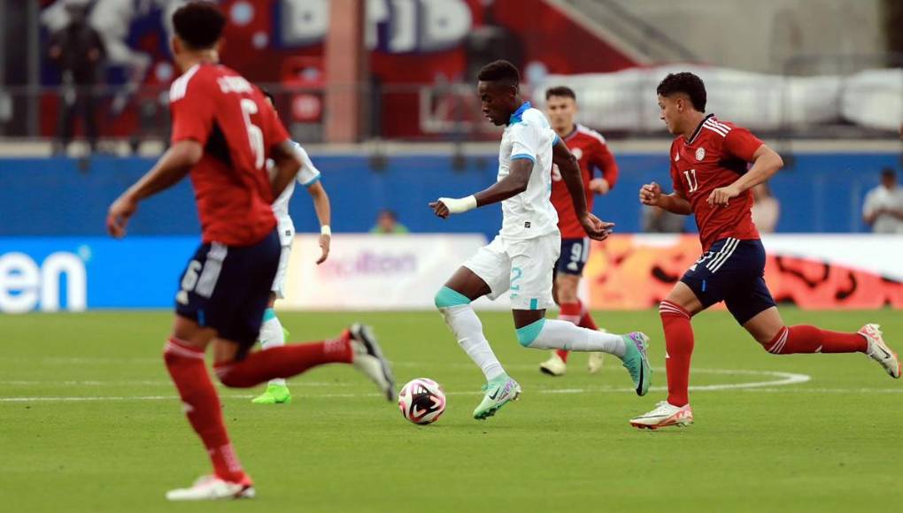 Wesly Decas - El lateral izquierdo no dio garantías en la defensa y no aportó mucho en ofensiva. El zurdo contribuyó muy poco en campo contrario. No tuvo penetración y no mandó centros que alimentaran a los atacantes.