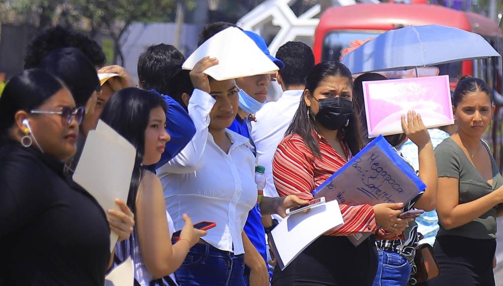 Por recomendaciones previas de los organizadores, la mayoría llevó más de dos hojas de vida impresas y actualizadas.