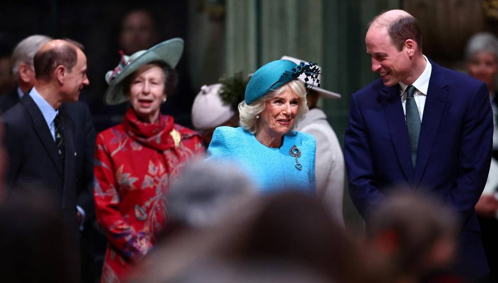 El príncipe William y la reina Camila representaron a la familia real junto a la princesa Anne, en el servicio de este lunes.