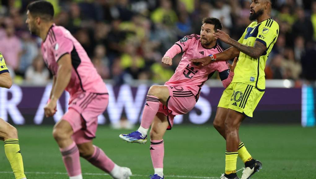 Messi disparó ante la presión que le hizo el panameño Aníbal Godoy y anotó el golazo para acercar en el marcador al Inter Miami.