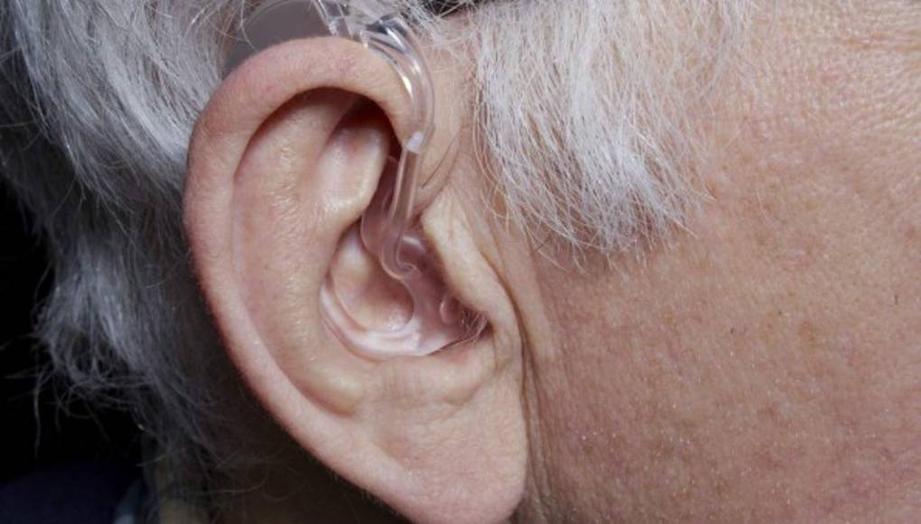 Los audífonos podrían ayudar a mantener aguda la mente de las personas mayores