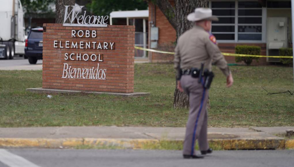 Biden ordena ondear banderas a media asta por el tiroteo en escuela de Texas