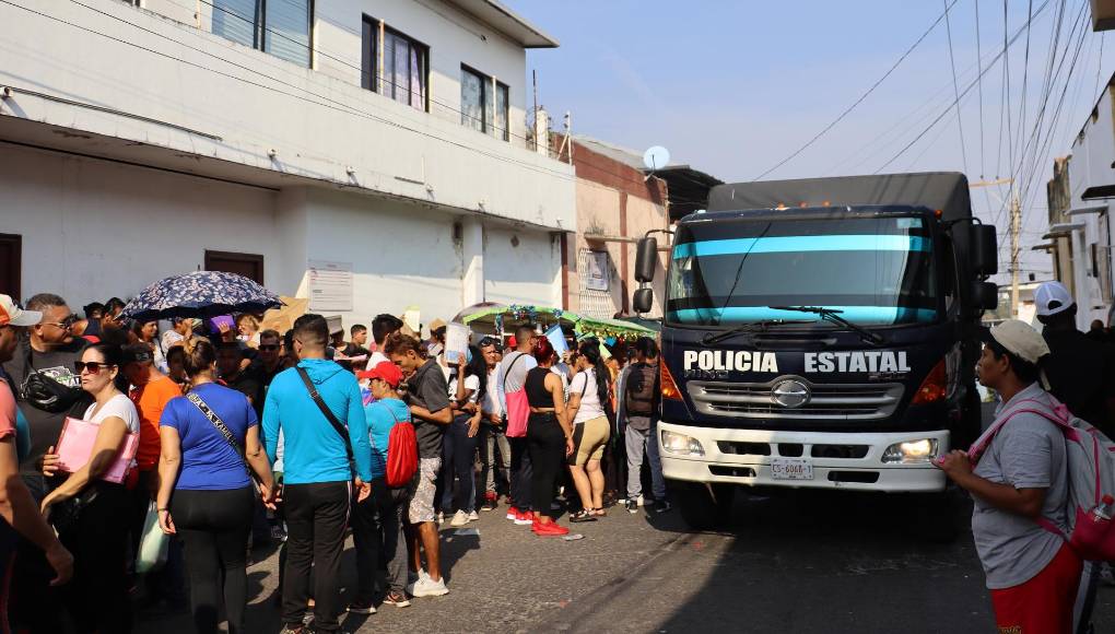 Miles de migrantes, en su mayoría de Haití y Honduras, saturaron este martes las oficinas de Comar en la frontera sur de México, lo que provocó enfrentamientos por la disputa de los espacios para recibir atención. EFE/Juan Manuel Blanco 