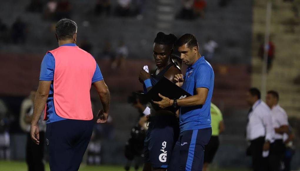 Román Rubilio Castillo recibiendo indicaciones antes de entrar al campo. El delantero fue el salvador del Motagua en La Ceiba.