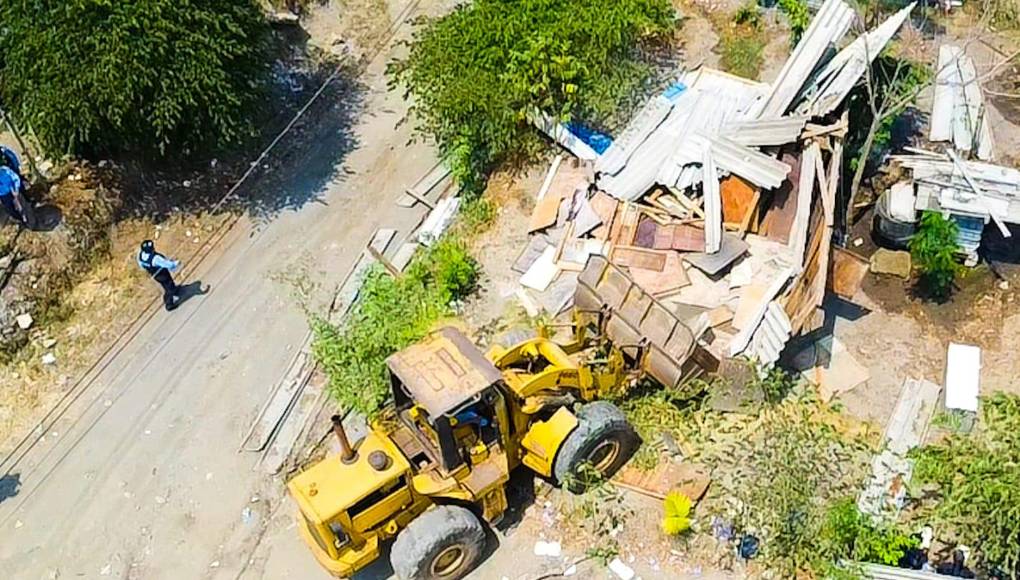 Maquinaria, como retroexcavadora, desmantelaron las viviendas, algunas de ellas de paredes de láminas de zinc.