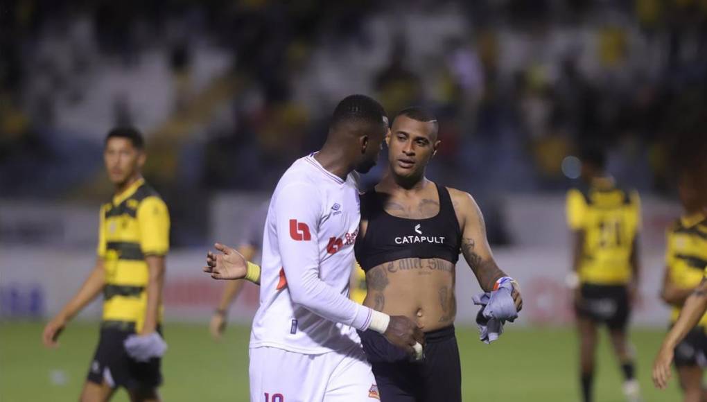 Yustin Arboleda y Carlos Small se saludaron al final del partido en el Olímpico.