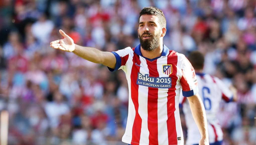 En ese entonces, Arda Turan era figura del Atlético de Madrid. El ex mediocampista turco llegó para acoplarse a un equipo lleno de figuras como Iniesta, Messi, Busquets, Neymar y Luis Suárez, entre otros futbolistas.