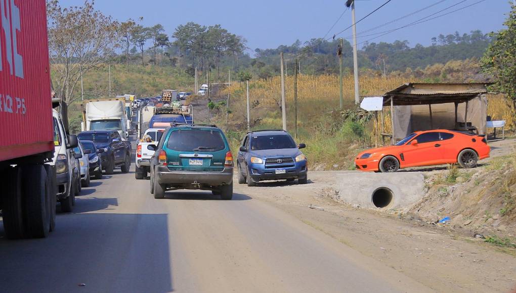 Esta carretera se está construyendo con pavimento tipo white topping.
