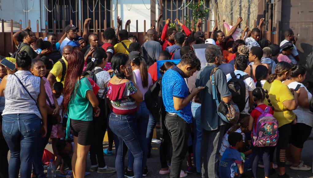 MEX2350. TAPACHULA (MÉXICO), 19/03/2024.- Migrantes permanecen en las instalaciones de la Comisión Mexicana de Ayuda a Refugiados (Comar), este martes en la ciudad de Tapachula, en Chiapas (México). Miles de migrantes, en su mayoría de Haití y Honduras, saturaron este martes las oficinas de Comar en la frontera sur de México, lo que provocó enfrentamientos por la disputa de los espacios para recibir atención. EFE/Juan Manuel Blanco 