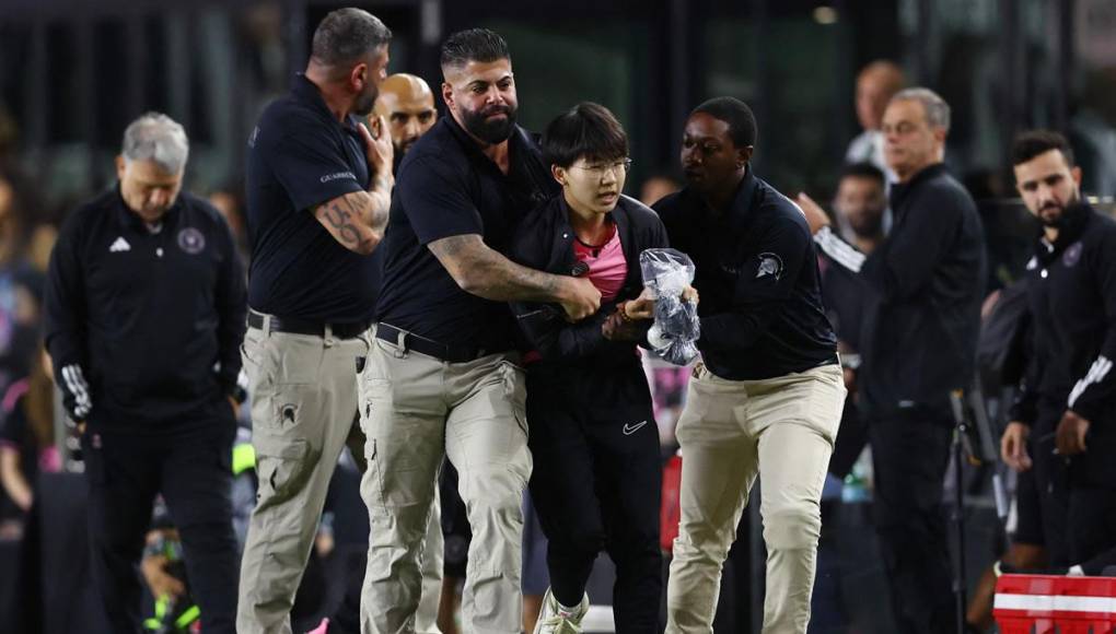 Así sacaron los miembros de seguridad del estadio del Inter Miami al aficionado que se metió al campo.