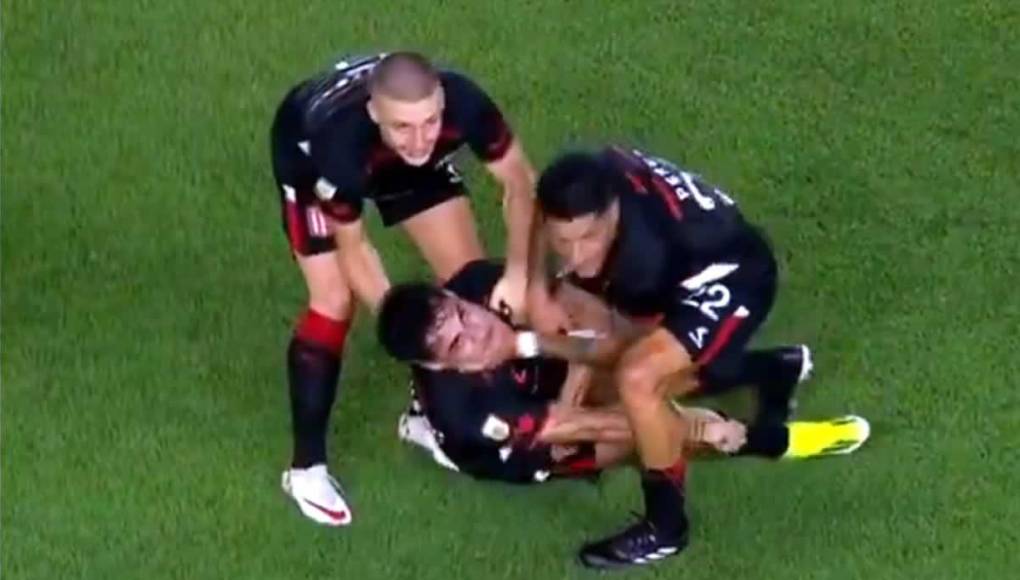 Momento en el que los compañeros de Javier Altamirano lo asisten al sufrir el ataque epiléptico. Enzo Pérez fue el primero en llegar a auxiliarlo.