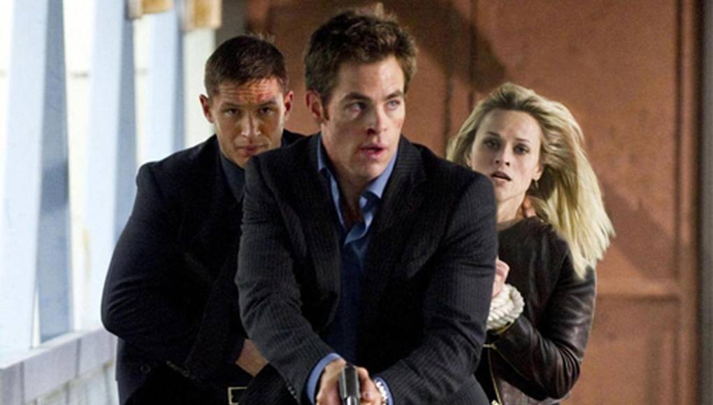 Pine ha demostrado su versatilidad a lo largo de su carrera, transitando con facilidad entre géneros y estilos cinematográficos. Desde su participación en dramas intensos como “Hell or High Water” hasta comedias románticas como “This Means War”, Pine ha dejado una huella indeleble en cada papel que ha interpretado. Su capacidad para transmitir emociones genuinas y su habilidad para sumergirse completamente en la psicología de sus personajes lo han consolidado como uno de los actores más respetados y solicitados de su generación.